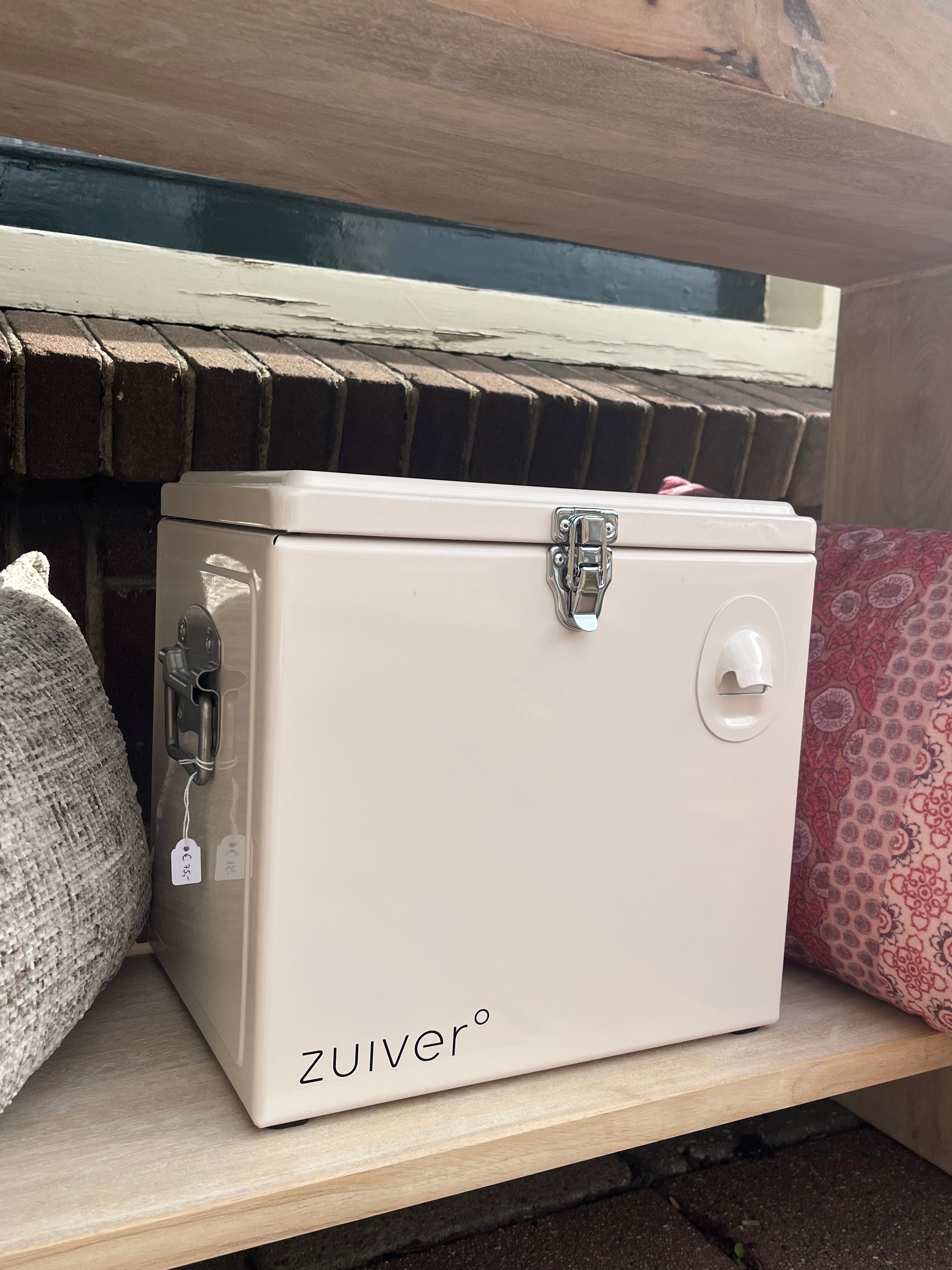 Witte koelbox van het merk zuiver met rvs hendels.