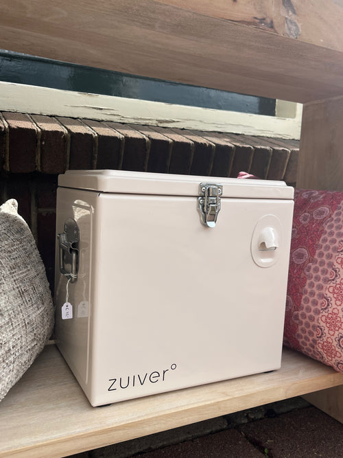 Witte koelbox van het merk zuiver met rvs hendels.